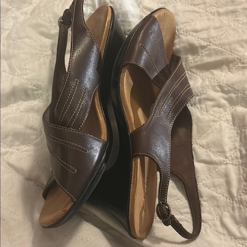 Clarks Brown Sandals with Slingback Design and Crisscross Straps - Picture 2 of 9